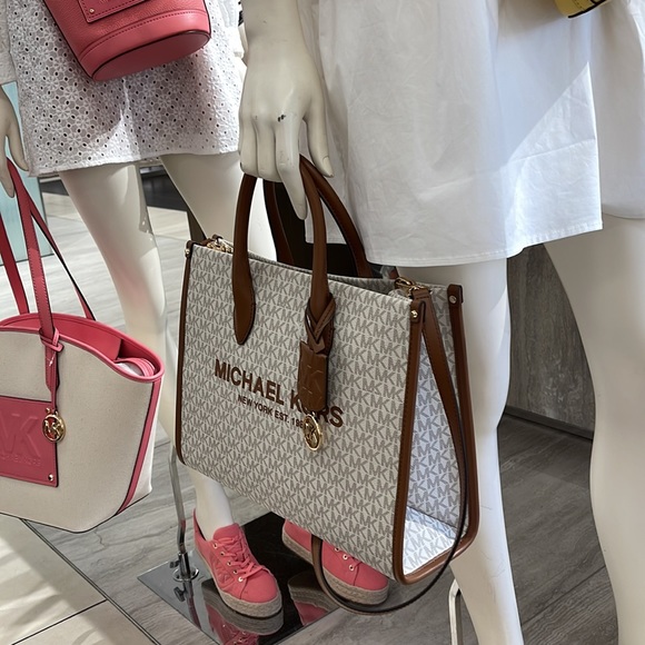 Michael Kors "Mirella" MD EW Tote Vanilla Shoulder Tote
35F2G7ZT2B - NWT - Picture 2 of 16